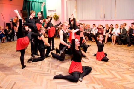 Vārkavas vidusskolas šova deju grupa